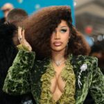 Cardi B účinkuje na oslave Fontainebleau Miami Beach NYE 2024 (obrázok cez Getty)