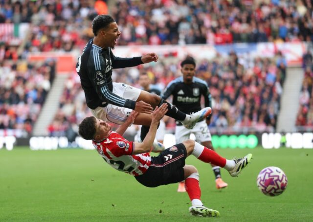 Sunderland, Anglicko - 21. september: Morgan Rogers z Aston Villa napadol Trai Hume zo Sunderlandu počas zápasu Premier League medzi Sunderlandom a Aston Villa na štadióne Svetla 21. septembra 2025 v Anglicku Sunderland. (Foto: Neville Williams/Aston Villa FC prostredníctvom Getty Images)