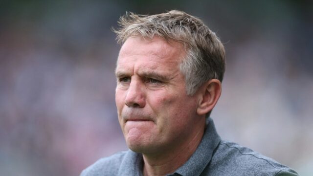 „Frustrovaný“ Phil Parkinson reaguje na zvesti Wrexham Sack Uprostred začínajúceho bolesti hlavy 

