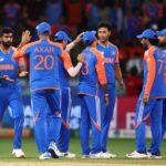 Kuldeep Yadav (vľavo) zdvihol tri bránky v indickom ázijskom pohári 2025 Super Four Clash proti Bangladéši. (P {c: getty)