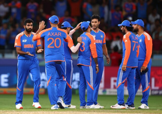 Kuldeep Yadav (vľavo) zdvihol tri bránky v indickom ázijskom pohári 2025 Super Four Clash proti Bangladéši. (P {c: getty)