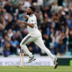 Joe Root a Prasidh Krishna sa do neho dostali počas posledného testu na oválnom (kredit: Getty)