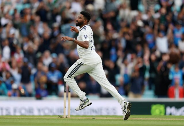 Joe Root a Prasidh Krishna sa do neho dostali počas posledného testu na oválnom (kredit: Getty)