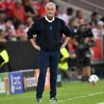 Lisabon, Portugalsko - 27. augusta: Hlavný tréner Fenerbahce Jose Mourinho sleduje 27. augusta 2025 zápas Benfica v Estadio da Luz v Lisabone v Portugalsku.
