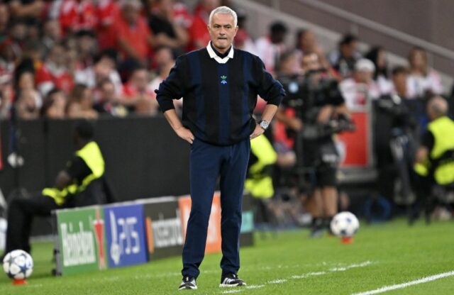 Lisabon, Portugalsko - 27. augusta: Hlavný tréner Fenerbahce Jose Mourinho sleduje 27. augusta 2025 zápas Benfica v Estadio da Luz v Lisabone v Portugalsku.