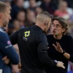 Dánsky hlavný tréner spoločnosti Tottenham Hotspur Thomas Frank (R) hovorí so štvrtým oficiálnym oficiálnym Robertom Jonesom po tom, čo bol gól Tottenham zakázaný počas futbalového zápasu anglického Premier League medzi West Ham United a Tottenham Hotspur na Londýnskom štadióne v Londýne 13. septembra 2025 (Foto: Foto: Foto: Ian Kington / AFP) / obmedzená na redakčné použitie. Nie je to možné s neautorizovaným zvukom, videom, údajmi, zoznamami príslušenstva, logami klubu/ligy alebo „živými“ službami. Online používanie v zápase obmedzené na 120 obrázkov. Ďalších 40 obrázkov môže byť použitých v čase navyše. Žiadna emulácia videa. Používanie sociálnych médií v spojení s obmedzeným na 120 obrázkov. Ďalších 40 obrázkov môže byť použitých v čase navyše. Pri stávokch publikáciách, hrách alebo jednotlivých klubových/ligových/hráčskych publikáciách. / (Foto: Ian Kington/ AFP cez Getty Images)