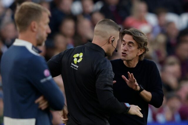Dánsky hlavný tréner spoločnosti Tottenham Hotspur Thomas Frank (R) hovorí so štvrtým oficiálnym oficiálnym Robertom Jonesom po tom, čo bol gól Tottenham zakázaný počas futbalového zápasu anglického Premier League medzi West Ham United a Tottenham Hotspur na Londýnskom štadióne v Londýne 13. septembra 2025 (Foto: Foto: Foto: Ian Kington / AFP) / obmedzená na redakčné použitie. Nie je to možné s neautorizovaným zvukom, videom, údajmi, zoznamami príslušenstva, logami klubu/ligy alebo „živými“ službami. Online používanie v zápase obmedzené na 120 obrázkov. Ďalších 40 obrázkov môže byť použitých v čase navyše. Žiadna emulácia videa. Používanie sociálnych médií v spojení s obmedzeným na 120 obrázkov. Ďalších 40 obrázkov môže byť použitých v čase navyše. Pri stávokch publikáciách, hrách alebo jednotlivých klubových/ligových/hráčskych publikáciách. / (Foto: Ian Kington/ AFP cez Getty Images)