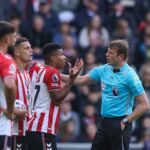 „Simply Eloudness“- Sunderland Celebrity búšil na červenú kartu, keď kopá Aston Vacation Home Guy v slabinách