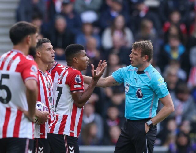 „Simply Eloudness“- Sunderland Celebrity búšil na červenú kartu, keď kopá Aston Vacation Home Guy v slabinách 

