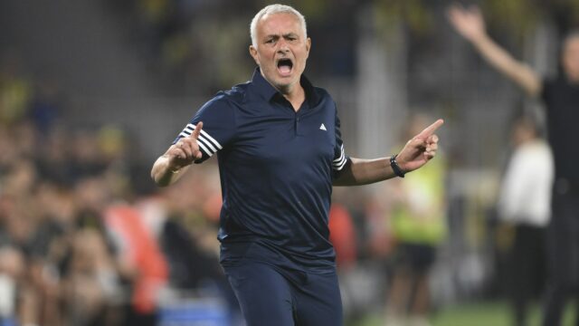 Mourinho je momentálne mimo práce po jeho sekcii Fenerbahce