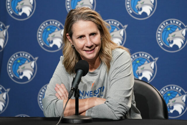 „Super hrdý“ - Vlak Lynxu Cheryl Reeve berie rafinované vykopanie v Becky Hammonovi cez komentár „White Deer“, ktorý dodržiava Co -Dpoy Choice spoločnosti WNBA 


