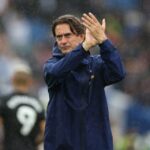 Brighton, Anglicko - 20. septembra: Thomas Frank, manažér Tottenham Hotspur, uznáva fanúšikov po zápase Premier League medzi Brightonom a Hove Albion a Tottenham Hotspur na štadióne AMEX 20. septembra 2025 v Anglicku v Brightone. (Foto: Alex Pantling/Getty Images)