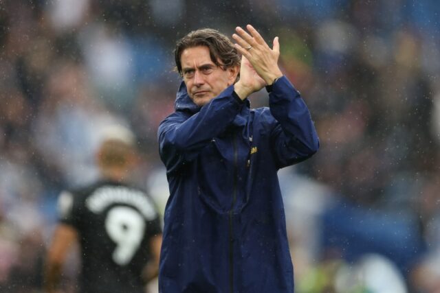 Brighton, Anglicko - 20. septembra: Thomas Frank, manažér Tottenham Hotspur, uznáva fanúšikov po zápase Premier League medzi Brightonom a Hove Albion a Tottenham Hotspur na štadióne AMEX 20. septembra 2025 v Anglicku v Brightone. (Foto: Alex Pantling/Getty Images)