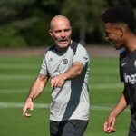 Hlavný tréner Enzo Maresca z Chelsea počas tréningu na Chelsea Training Ground 19. septembra 2025 v Cobhame v Anglicku