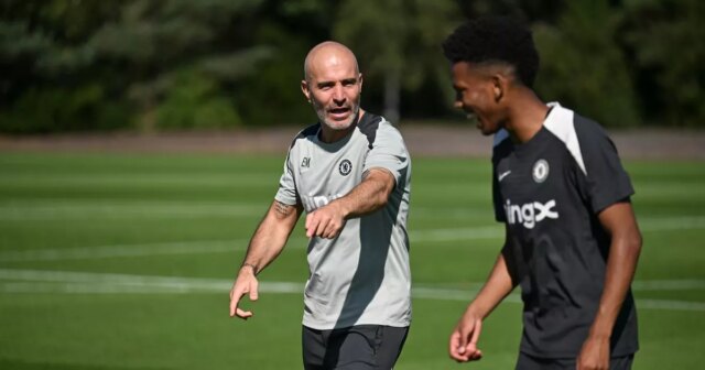 Hlavný tréner Enzo Maresca z Chelsea počas tréningu na Chelsea Training Ground 19. septembra 2025 v Cobhame v Anglicku