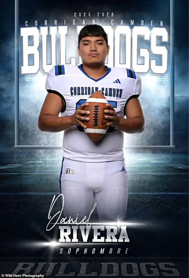 15 -ročný futbalový hráč stredných škôl zomrel po páde na High School East Texas High School smúti nad smrťou futbalového hráča Daniela Rivera, ktorý sa v septembri zrútil na vedľajšej koľaji a zomrel po tom, čo strávil týždeň v nemocnici