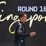Kvalifikátor pozície Pole George Russell z Veľkej Británie a Mercedes AMG Petronas F1 sa pozerá na Parc Ferme počas kvalifikácie pred veľkou cenou F1 v Singapure - Zdroj: Getty Images