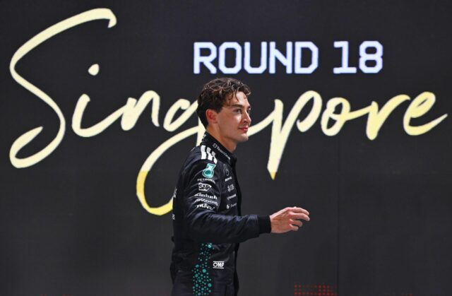 Kvalifikátor pozície Pole George Russell z Veľkej Británie a Mercedes AMG Petronas F1 sa pozerá na Parc Ferme počas kvalifikácie pred veľkou cenou F1 v Singapure - Zdroj: Getty Images