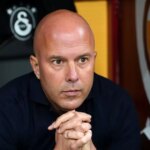 Arne slot sleduje jeho tím Liverpoolu