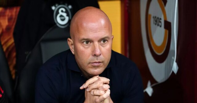 Arne slot sleduje jeho tím Liverpoolu