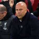 Arne Slot sa pozerá