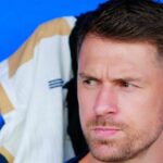Mexico City, Mexiko - 31. augusta: Aaron Ramsey z Pumas sa pozerá z lavičky počas 7. kola medzi Pumas Unam a Atlas ako súčasť Torneo Apertura 2025 Liga MX v Estadio Olimpico Universitario 31. augusta 2025 v Mexiku v Mexiku. (Foto: Mauricio Salas/Jam Media/Getty Images)