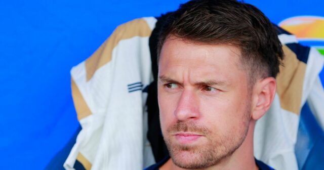Mexico City, Mexiko - 31. augusta: Aaron Ramsey z Pumas sa pozerá z lavičky počas 7. kola medzi Pumas Unam a Atlas ako súčasť Torneo Apertura 2025 Liga MX v Estadio Olimpico Universitario 31. augusta 2025 v Mexiku v Mexiku. (Foto: Mauricio Salas/Jam Media/Getty Images)