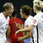 Abby Wambach, Kelley O'Hara hovoria o citáte Globe Mug 2031, perspektívnom efekte
