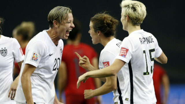 Abby Wambach, Kelley O'Hara hovoria o citáte Globe Mug 2031, perspektívnom efekte 

