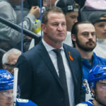Adam Foote neveriacky, keď Canucks stratil najnovšieho útočníka Brocka Boesera pre zranenie v zápase proti Blues