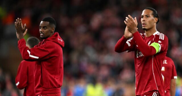 Alexander Isak dostáva podporu od spoluhráča z Liverpoolu Virgila van Dijka