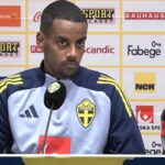 Útočník Liverpool Alexander Isak hovorí na tlačovej konferencii Švédska