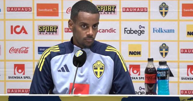 Útočník Liverpool Alexander Isak hovorí na tlačovej konferencii Švédska