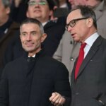 Andrea Berta, športový riaditeľ Arsenalu (L), hovorí s Timom Lewisom, podpredsedom Arsenalu (R), v hľadisku pred zápasom Premier League medzi Arsenal FC a Fulham FC na Emirates Stadium 1. apríla 2025 v Londýne, Anglicko