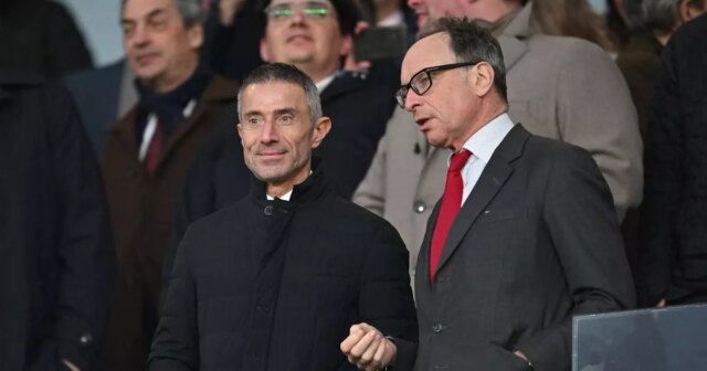 Andrea Berta obklopuje realizáciu kolekcie ako 3. výhodnú ponuku po Andrea Berta, športový riaditeľ Arsenalu (L), hovorí s Timom Lewisom, podpredsedom Arsenalu (R), v hľadisku pred zápasom Premier League medzi Arsenal FC a Fulham FC na Emirates Stadium 1. apríla 2025 v Londýne, Anglicko