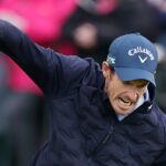 Andy Murray oslavuje Holing Putt na poslednú dieru svojho prvého kola v Carnoustie