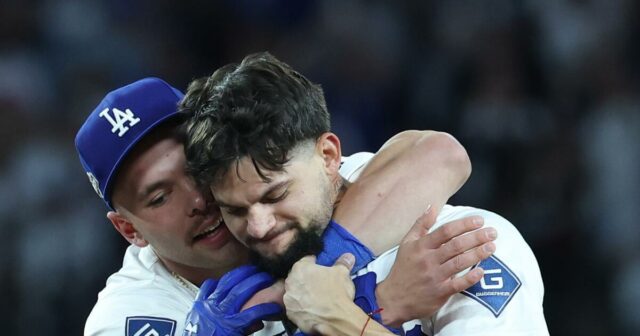 Andy Pages pomáha Dodgers pri play-off tlačovke, keď ju z diaľky sledujú kubánski rodinní príslušníci 

