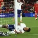 Anglická celebrita Ollie Watkins zažije strašidelné zranenie počas havárie, keď sa Wales Clash zastavil