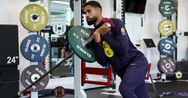 Anglická celebrita Ruben Loftus-Cheek Fantalizuje ešte raz z roku 2026 hrnček Globe, keď sedemročný nedostatok 

