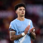 Anglicko sa spočiatku distribuuje staršie volanie, keď kapitán Chelsea Reece James vyberie zranenie
