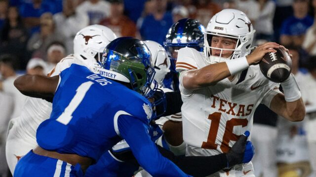 Arc Manning, Texas vyhral napriek zlej hre 

