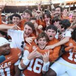 Arch Manning blikne znamenie „Hook“ Em Horns po tom, čo viedol Texas k rozrušeniu Oklahoma