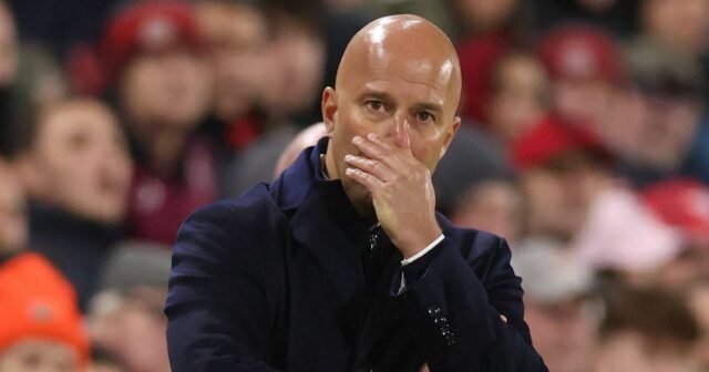 Arne Port obvinený zo založenia Liverpoolu mladých ľudí za zlyhanie BRENTFORD, ANGLICKO - 25. OKTÓBRA: Manažér / hlavný tréner Liverpoolu Arne Slot reaguje počas zápasu Premier League medzi Brentfordom a Liverpoolom na Gtech Community Stadium 25. októbra 2025 v anglickom Brentforde. (Foto Catherine Ivill - AMA/Getty Images)