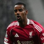 Alexander Isak (FC Liverpool) sa pozerá počas skupinového zápasu Ligy majstrov medzi Eintrachtom Frankfurt a Liverpoolom FC v Deutsche Bank Park, Frankfurt, Nemecko, 22. októbra 2025. (Foto Ulrik Pedersen/NurPhoto cez Getty Images)