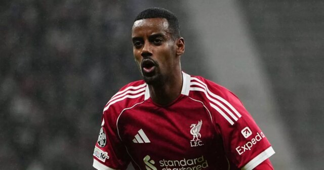 Alexander Isak (FC Liverpool) sa pozerá počas skupinového zápasu Ligy majstrov medzi Eintrachtom Frankfurt a Liverpoolom FC v Deutsche Bank Park, Frankfurt, Nemecko, 22. októbra 2025. (Foto Ulrik Pedersen/NurPhoto cez Getty Images)
