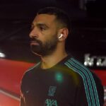 FRANKFURT NAD MOHANOM, NEMECKO – 22. OKTÓBRA: Mohamed Salah z Liverpoolu prichádza na štadión pred fázovým zápasom MD3 Ligy majstrov UEFA 2025/26 medzi Eintrachtom Frankfurt a FC Liverpool na Frankfurt Stadion 22. októbra 2025 vo Frankfurte nad Mohanom v Nemecku. (Foto Oliver Hardt – UEFA/UEFA cez Getty Images)