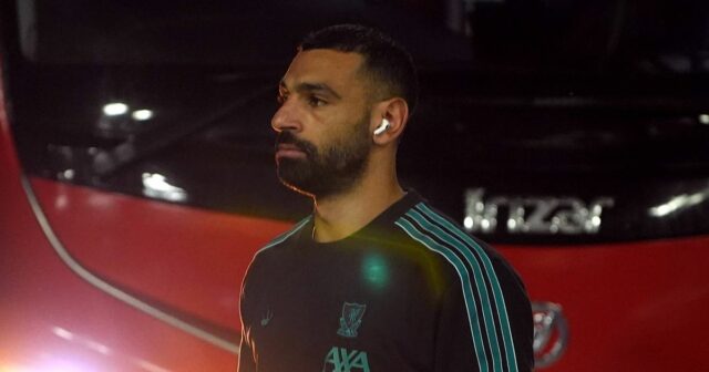 FRANKFURT NAD MOHANOM, NEMECKO – 22. OKTÓBRA: Mohamed Salah z Liverpoolu prichádza na štadión pred fázovým zápasom MD3 Ligy majstrov UEFA 2025/26 medzi Eintrachtom Frankfurt a FC Liverpool na Frankfurt Stadion 22. októbra 2025 vo Frankfurte nad Mohanom v Nemecku. (Foto Oliver Hardt – UEFA/UEFA cez Getty Images)