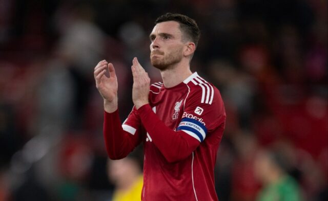 Obranca Liverpoolu Andy Robertson Claps Claps po zápase ligového pohára proti Southamptonu