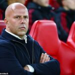 Arne Slot utrpel šesť prehier v siedmich zápasoch, keď Liverpool v stredu večer prehral 3:0