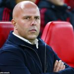 Arne Slot trvá na tom, že sa „neospravedlňoval“ za zlú formu Liverpoolu a je „úplne spokojný“ so svojím tímom.